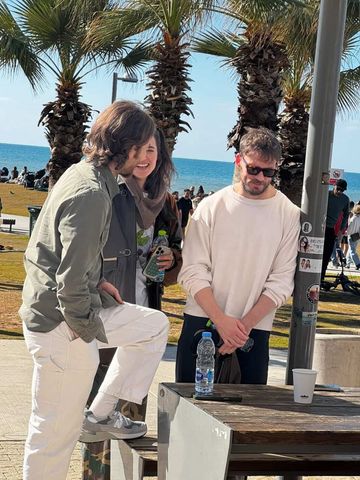 דר וסם נהנים מהשמש של תל אביב