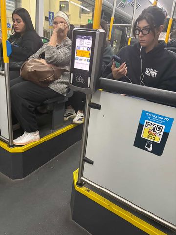 צפו: אלאיה הוף בנסיעת אוטובוס רגועה