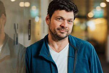 אזעקות בלילה: אוהד קנולר תיעד נזק בבית