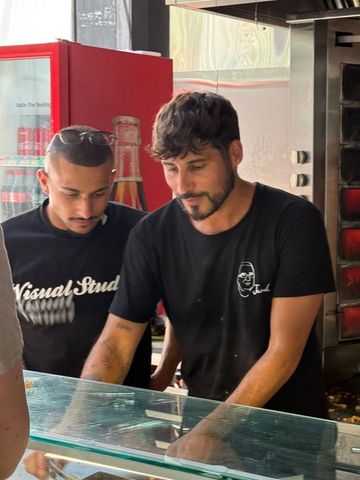 משה מ"האח הגדול" בשאוורמה של דור