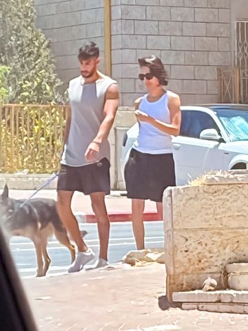 פפראצי: עידן ומרים עמדי בטיול עם הכלב